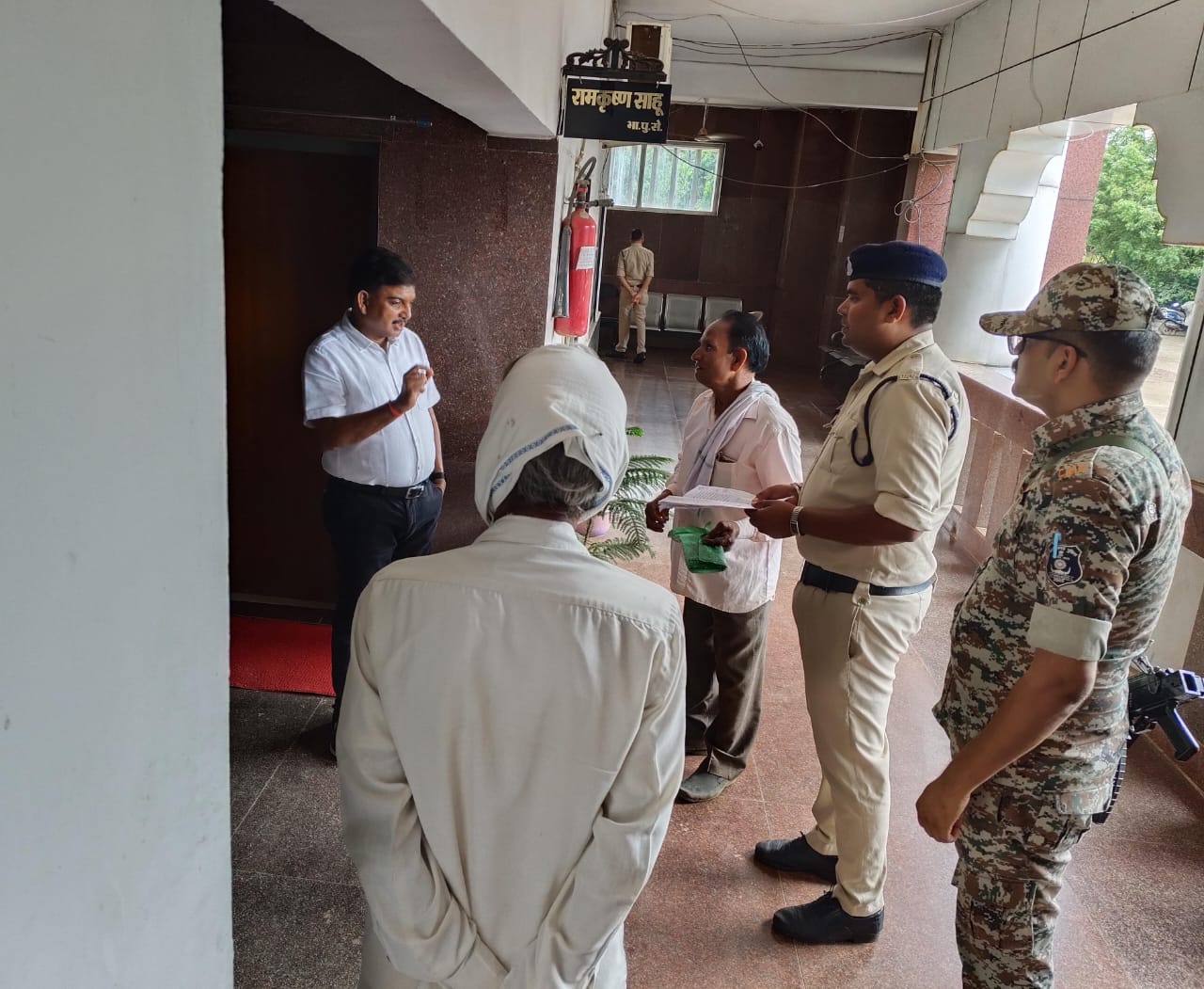  एसएसपी बेमेतरा रामकृष्ण साहू (IPS) ने सुनी आम जनता की शिकायतें, निराकरण का दिया आश्वासन
