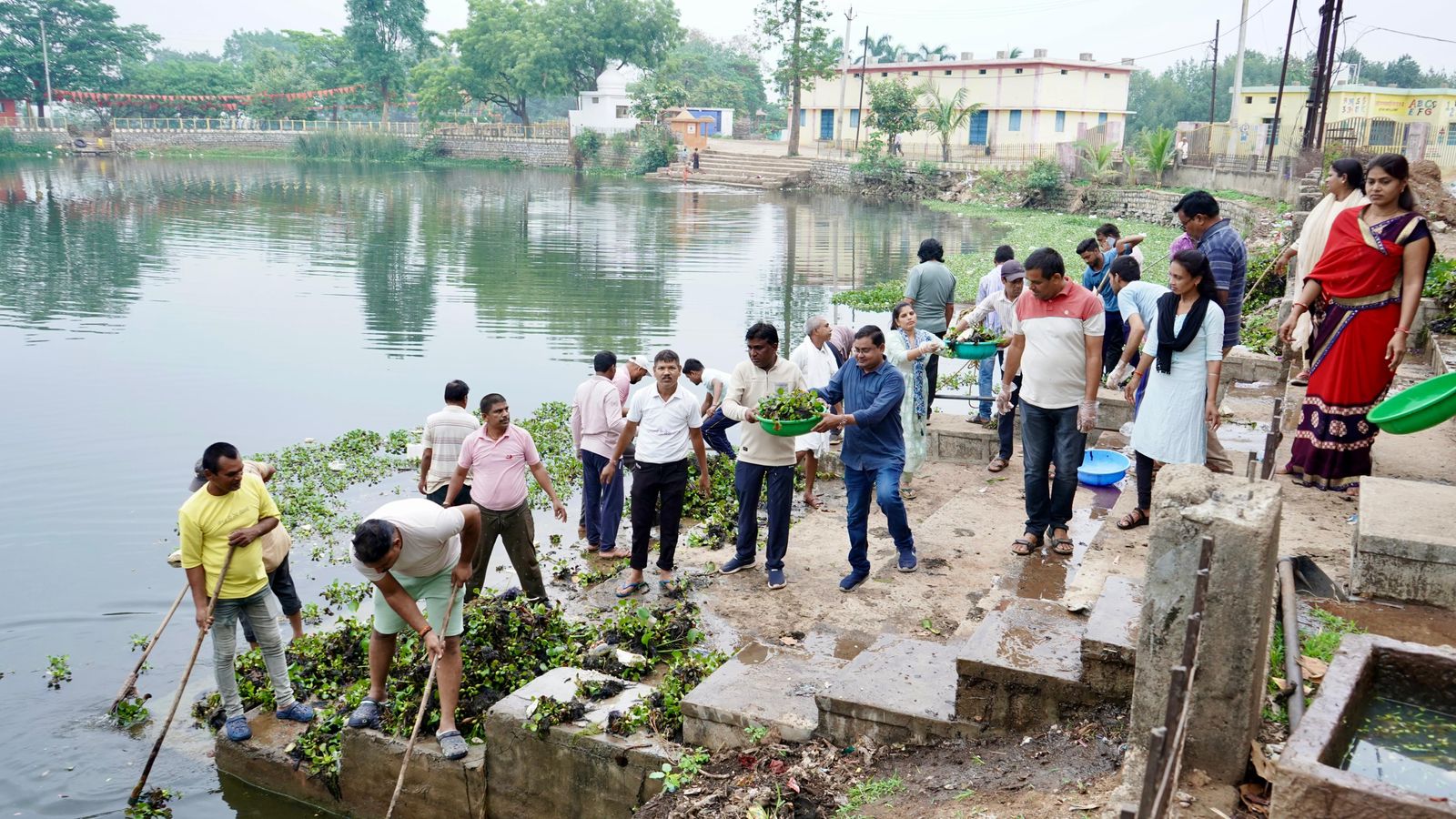 स्वच्छ, सुंदर और विकसित कवर्धा की दिशा में अग्रसर कवर्धा शहर-चंद्रप्रकाश दर्री तालाब में लगातार तीसरे रविवार हुआ श्रमदान