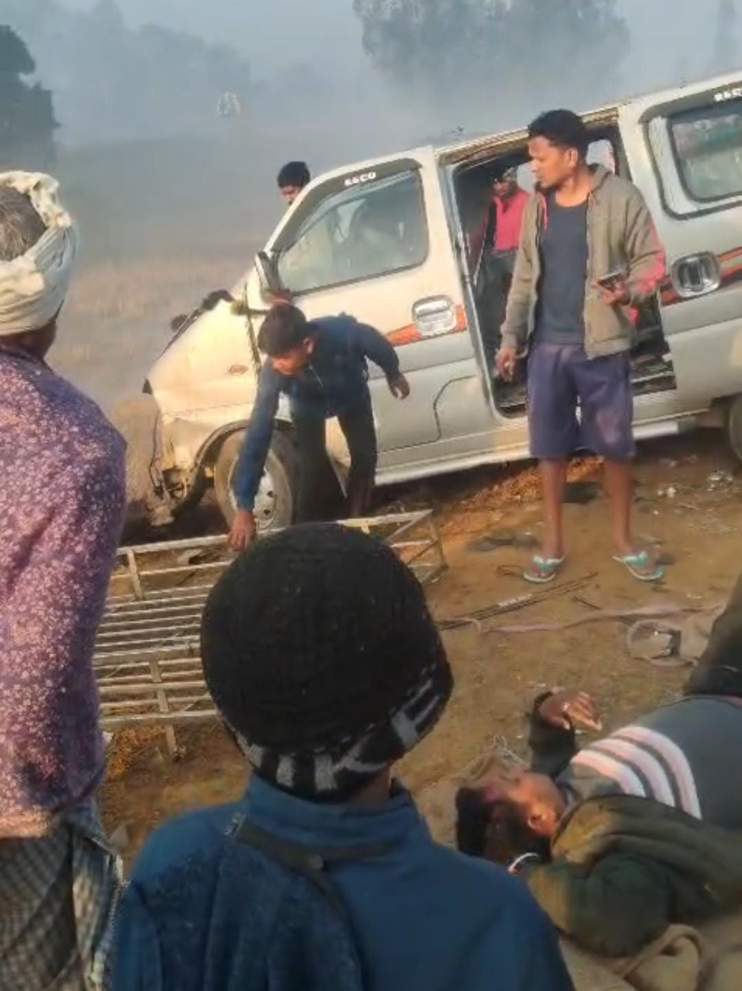 बालू लोड टिपर ने इको कार को मारी ठोकर सवार ससुर दामाद घायल, जिला अस्पताल रेफर 