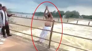 दुर्ग में शिवनाथ नदी के महमरा एनीकेट पर युवक ने लगाई छलांग,लोग बनाते रहे वीडियो