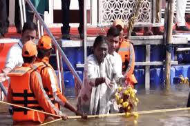 राष्ट्रपति मुर्मू ने लगाई संगम में डुबकी,सीएम योगी भी रहे मौजूद