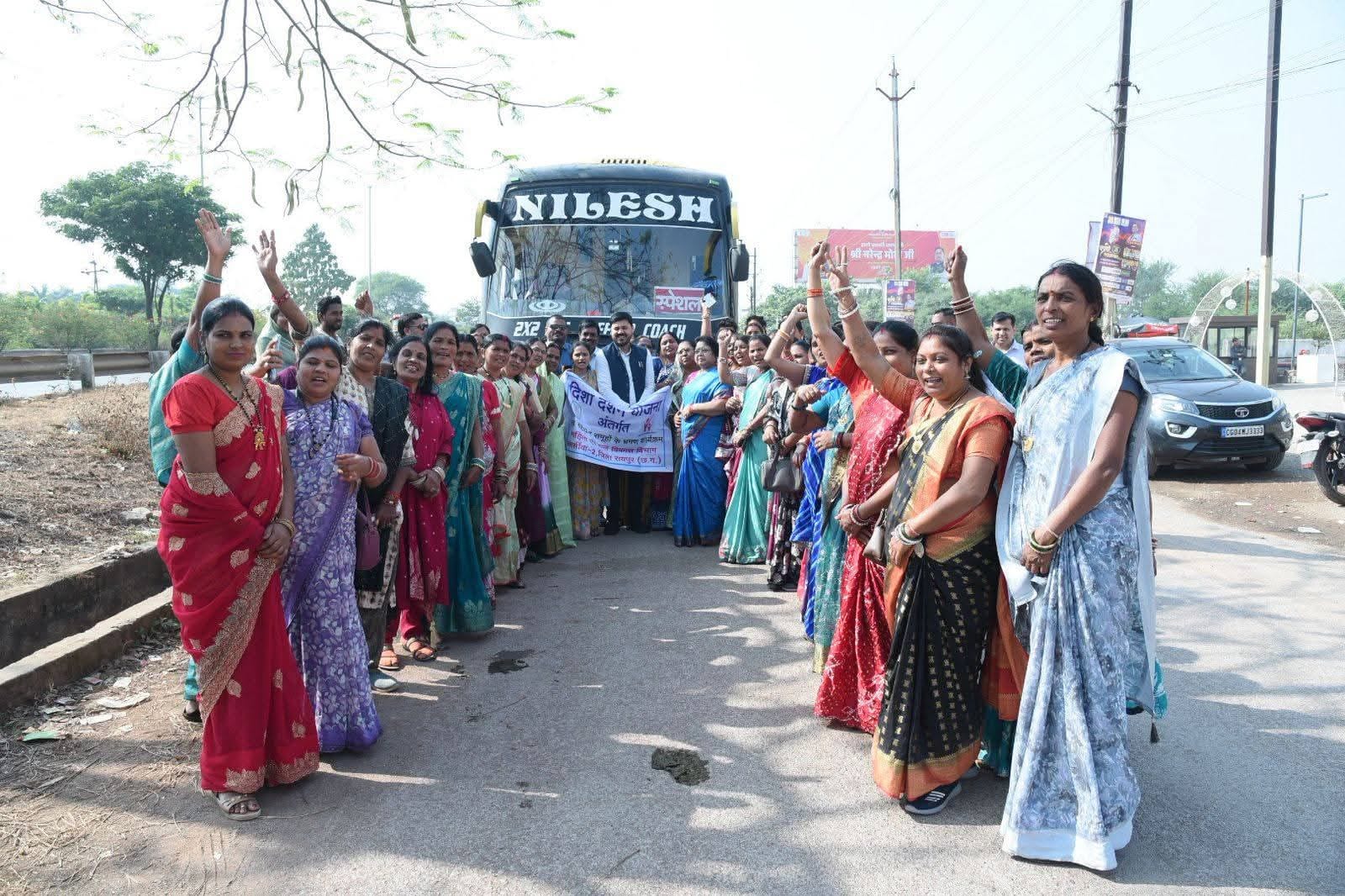 जगन्नाथ पुरी तीर्थ यात्रा जाने वाली बस को विधायक अनुज ने दिखाई हरी झंडी