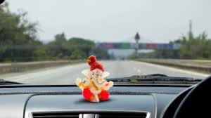 जानें वास्तु शास्त्र के अनुसार, कार में भगवान की मूर्तियां लगाने के नियम