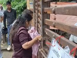 आबकारी आरक्षक भर्ती परीक्षा : नए नियमों के तहत दुपट्टा, बेल्ट और जूते भी उतरवाए गए