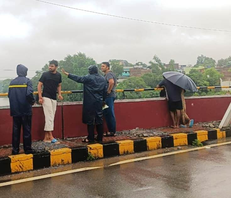 कलेक्टर मयंक चतुर्वेदी ने जल भराव क्षेत्रों का सुबह से निरीक्षण कर राहत कार्यों का लेते रहे जायजा