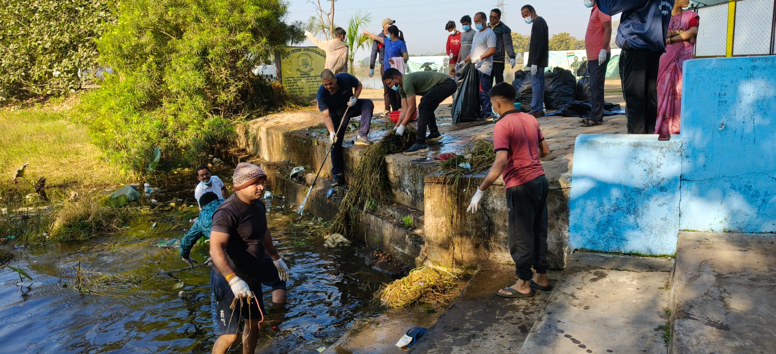 स्वच्छता महाभियान के तहत खरोरा तालाब को किया कचरा व प्लास्टिक मुक्त  