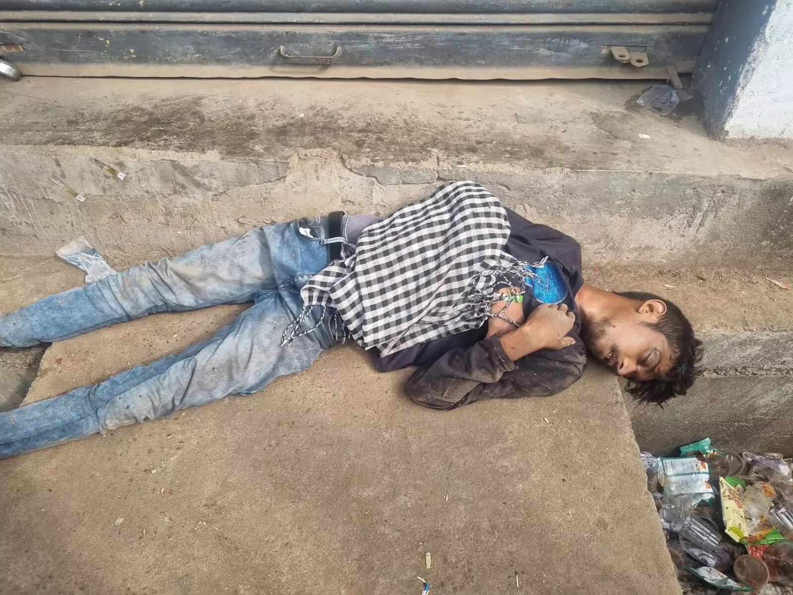 रायपुर :  युवक की लाश मिलते ही खमतराई शराब दुकान में फैली सनसनी 