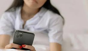 फोन से निकलने वाली ब्लू लाइट स्किन को नुकसान पहुंचा सकती है,जानें कारगर उपाय