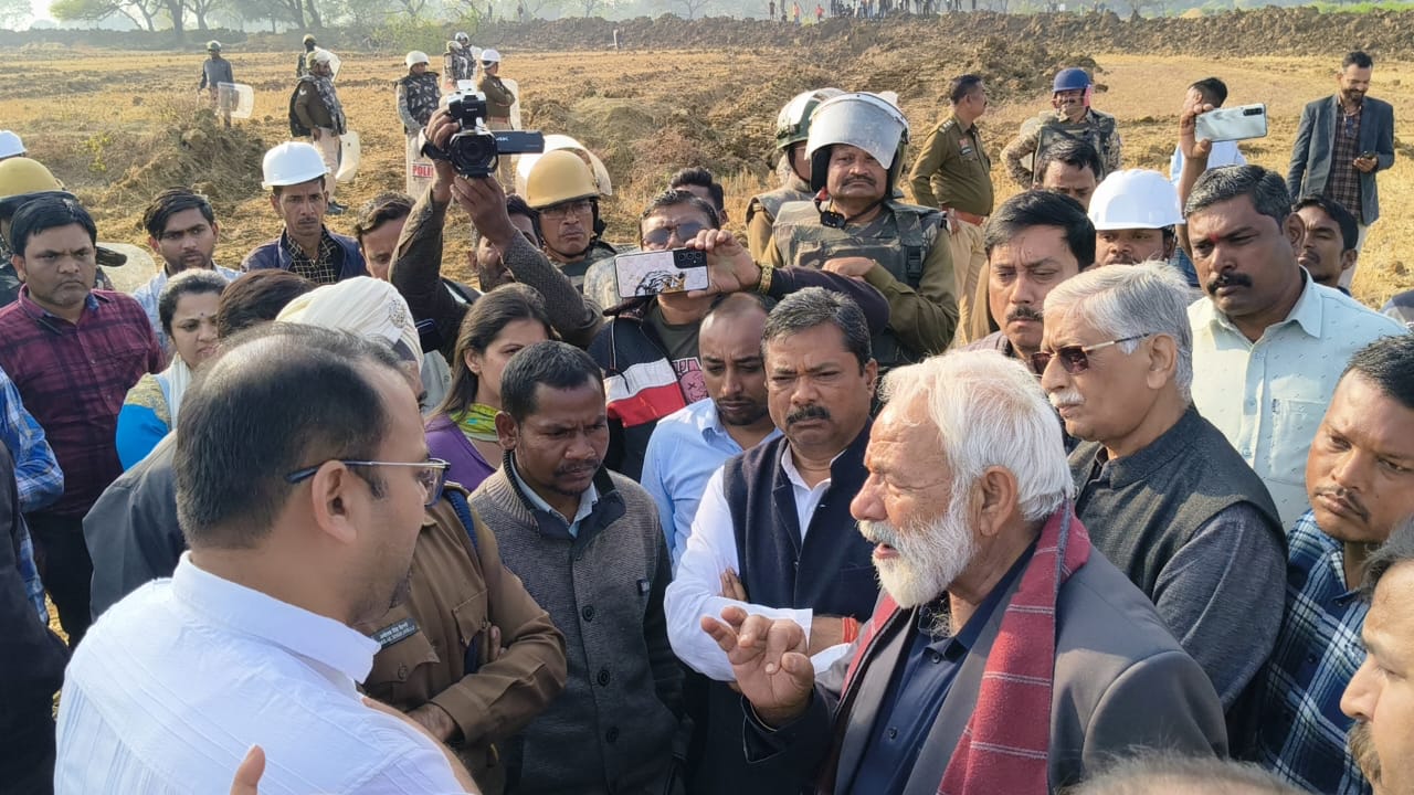 कांग्रेस प्रतिनिधि मंडल पहुंचा परसोडीकला प्रभावित ग्रामीणों से किया मुलाकात