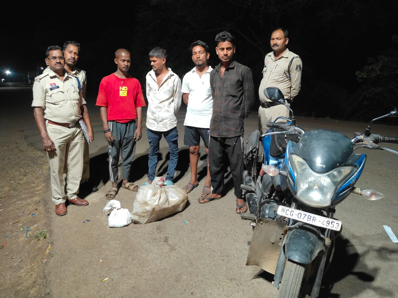 सोमनी पुलिस का अवैध शराब कारोबार पर प्रहार, 85 पौवा शराब के साथ दो आरोपी गिरफ्तार