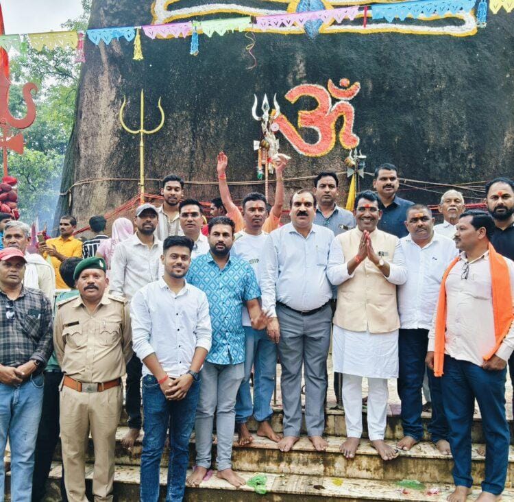 चिंगरापगार जलप्रपात और भूतेश्वरनाथ पहुँचे विधायक रोहित साहू,पर्यटन व धार्मिक स्थल के विकास को लेकर दोहराई प्रतिबद्धता