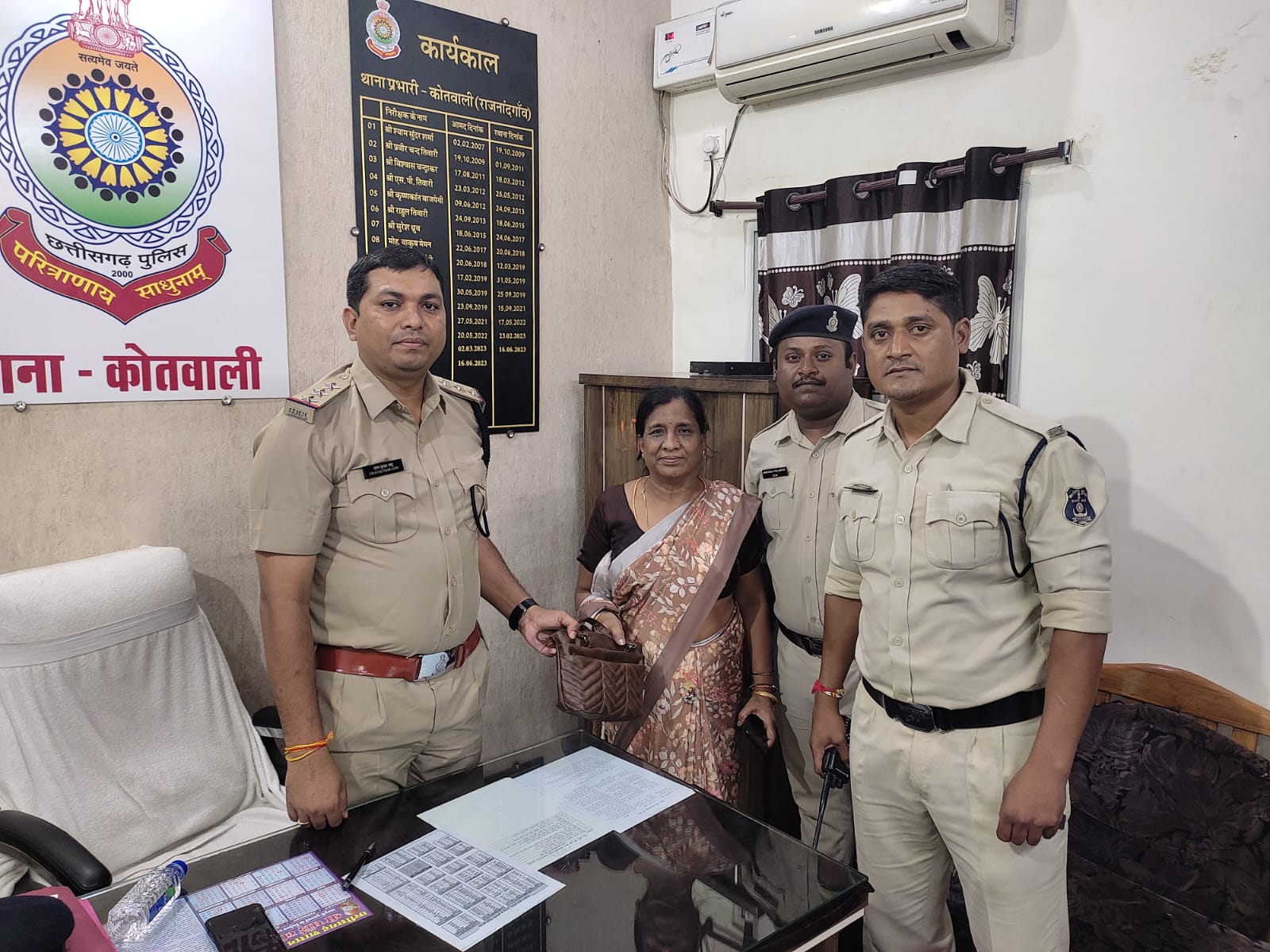 महिला का गुमा पर्स पुलिस ने खोज कर लौटाया,महिला ने दिया कोतवाली पुलिस को धन्यवाद