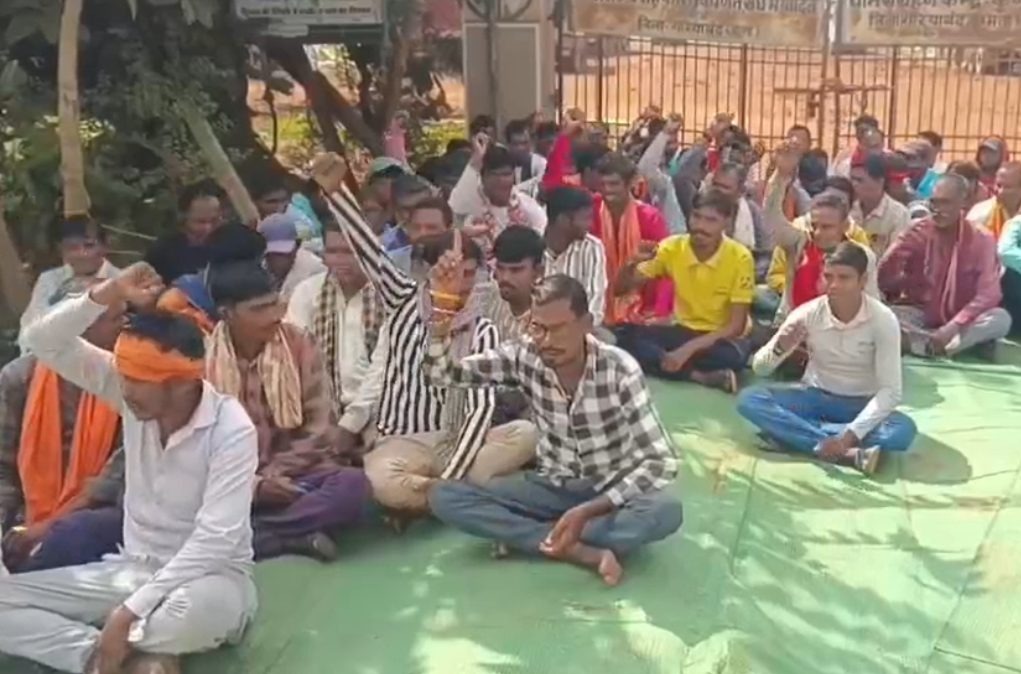 अनिश्चितकालीन हड़ताल पर बैठे सैकड़ों कर्मचारी,धान संग्रहण केंद्र के ठेकेदार पर एक साल से PF राशि नहीं देने का आरोप