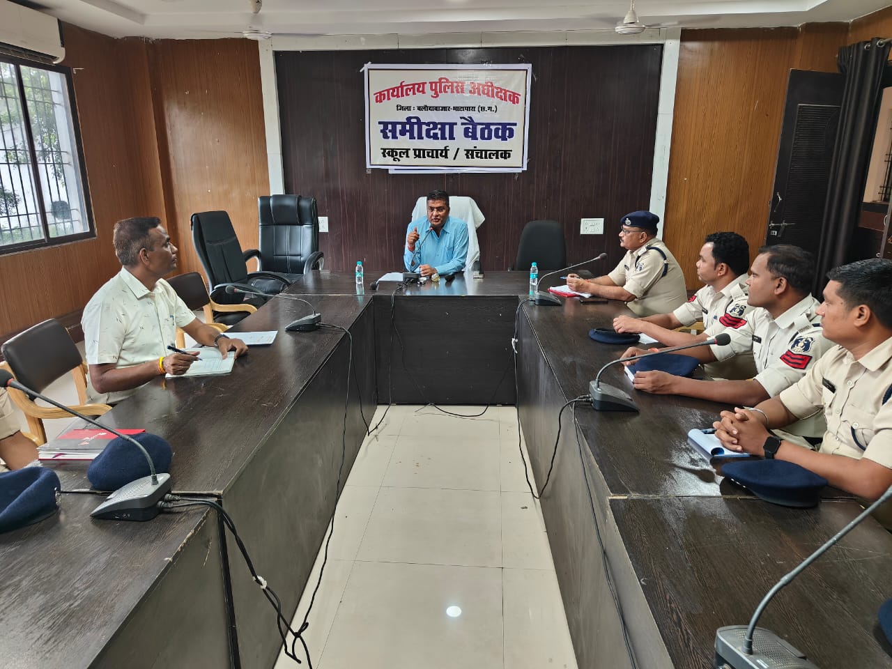 पुलिस अधीक्षक  विजय अग्रवाल द्वारा फिंगरप्रिंट कार्य में दक्ष पुलिस कर्मचारियों का लिया गया बैठक 
