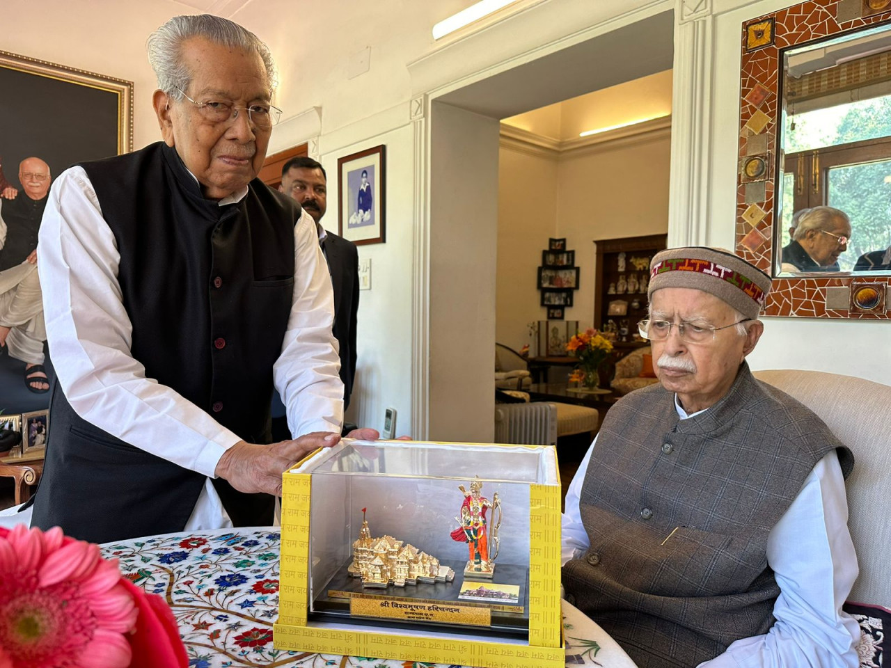 राज्यपाल हरिचंदन ने लालकृष्ण आडवाणी से मुलाकात कर उन्हें बधाई दी