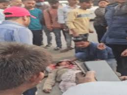 हिट एंड रन : तेज रफ्तार कार ने ई-रिक्शा को मारी टक्कर ,पैदल चल रही महिला की मौत 