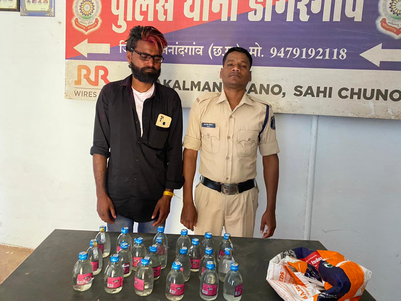 शराब तस्करों को डोंगरगांव पुलिस ने रंगे हाथों शराब सहित पकडा  