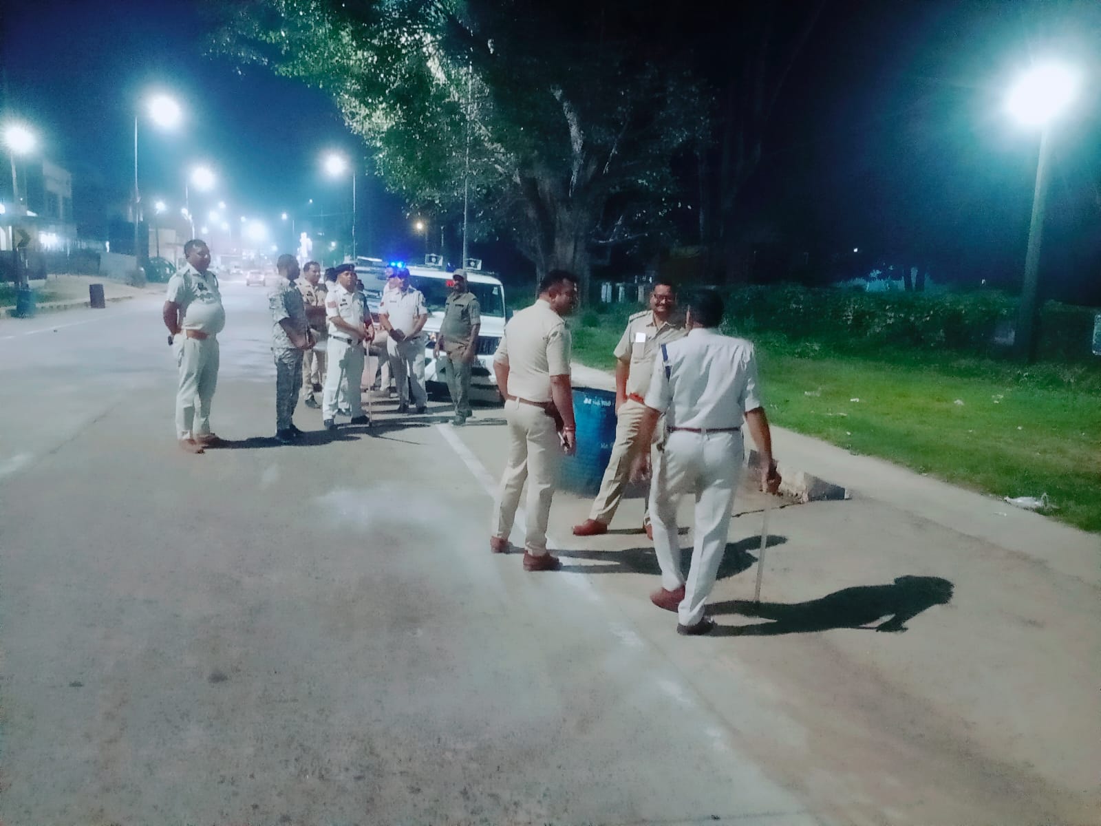 अपराध और अपराधियों पर लगाम लगाने पुलिसबल ने किया पैदल गस्त  