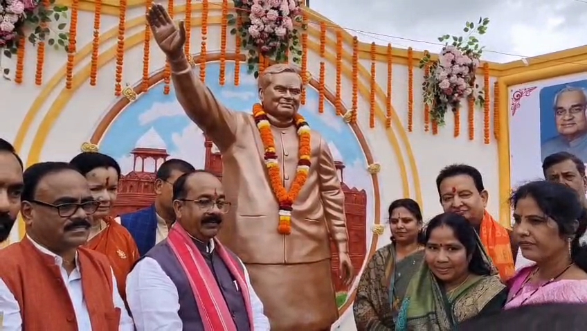  उपमुख्यमंत्री अरुण साव ने किया अटल जी की आदमकद प्रतिमा का अनावरण