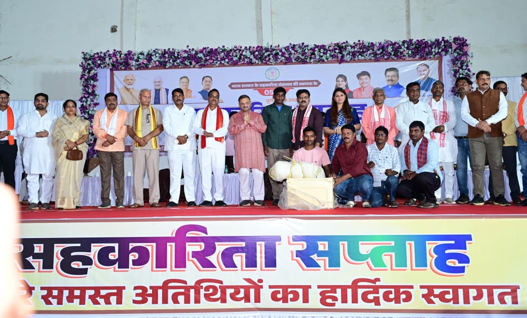 किसानों को प्रदान किया अल्पकालीन कृषि ऋण और मछली कीट, विजेता बालिकाओं को किया सम्मानित