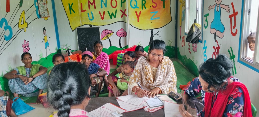 मूलेर गांव में महतारी वंदन योजना से वंचित ग्रामीण महिलाओं का भरा गया फॉर्म