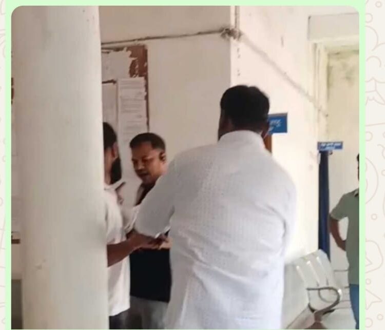 सूचना का अधिकार कानून के तहत जानकारी मांगने पर नगर पंचायत कार्यालय में हंगामा