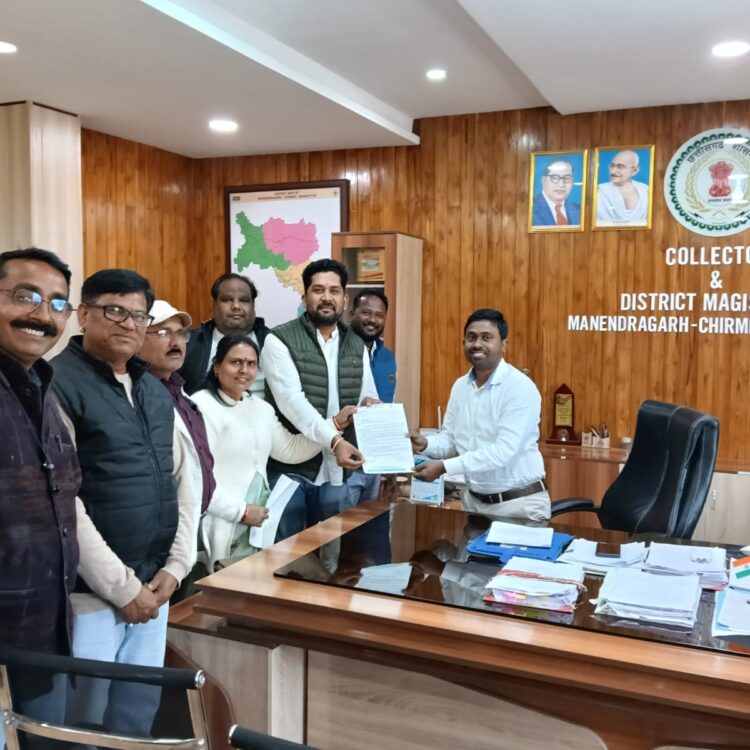 चिरमिरी क्षेत्र की समस्याओं को लेकर ब्लॉक कांग्रेस कमेटी चिरमिरी नें कलेक्टर एमसीबी को ज्ञापन सौंपा