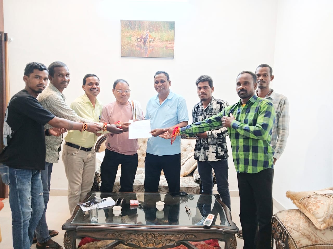 ग्रामीणों ने समस्याओं को लेकर क्षेत्रीय विधायक जनक ध्रुव से की मुलाकात