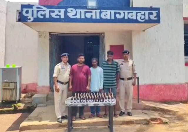 नशे के सौदागरों पर जशपुर पुलिस का प्रहार,पुलिस ने फिल्मी स्टाइल में पकड़ा 11 लीटर अवैध नशीला कफ सिरफ