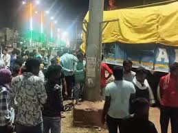 बेकाबू ट्रक का कहर! ट्रक ने साइकिल को मारी टक्कर,बाल-बाल बची जान 