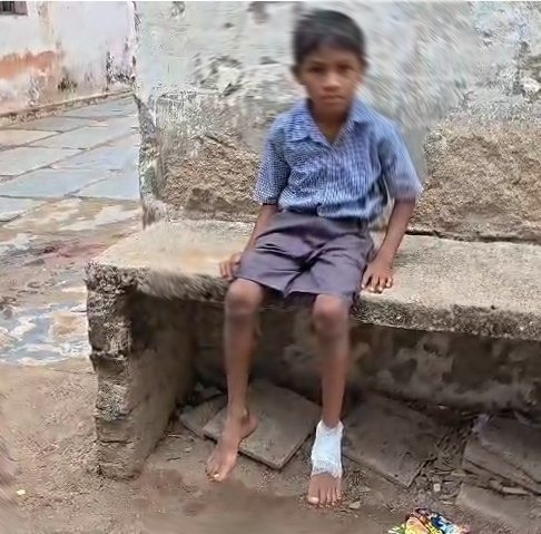 धमतरी में शर्मनाक लापरवाही! स्कूल बना शराबियों का अड्डा, टूटी बोतल से लहूलुहान हुआ मासूम, कलेक्टर का एक्शन