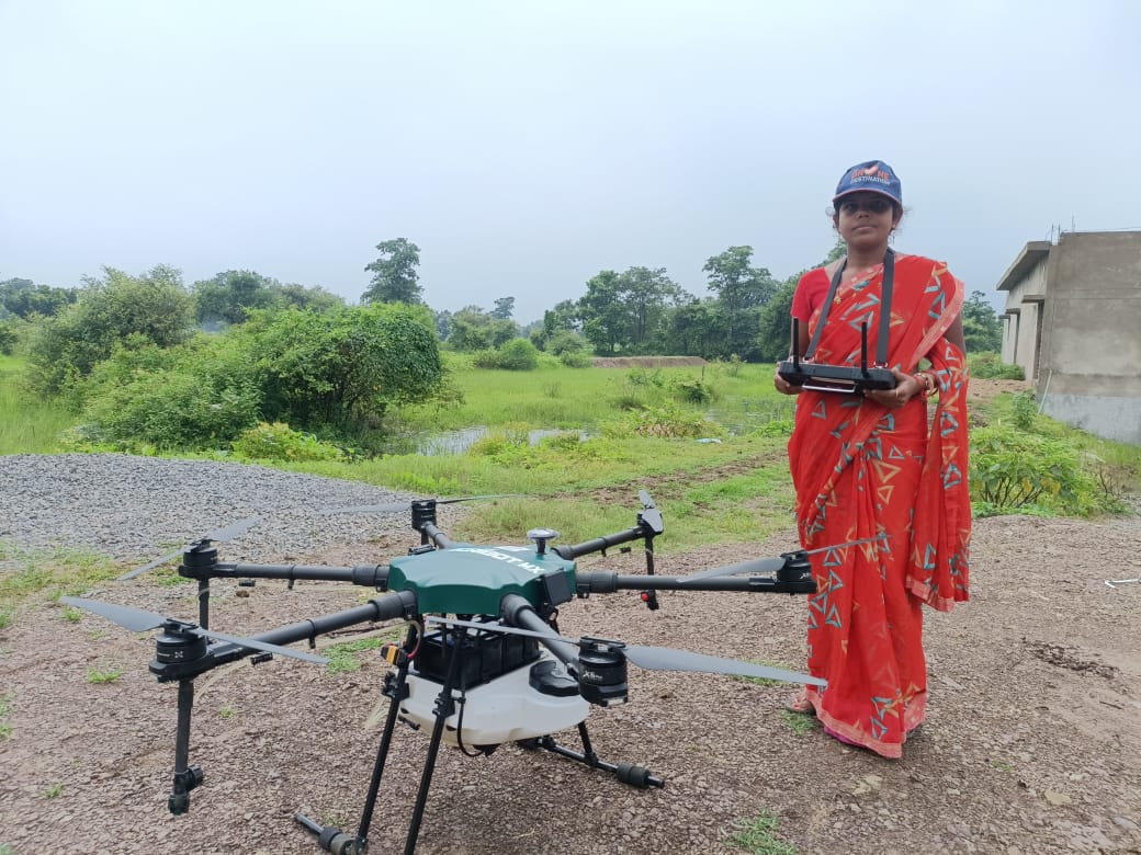 चूल्हा-चौका के संग निरूपा साहू उड़ाती है अब ड्रोन,गांव में कहलाती है ड्रोन वाली दीदी