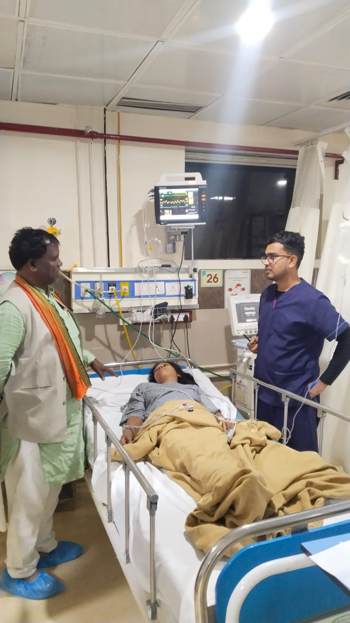 जनपद पंचायत सदस्यों को रायपुर प्रशिक्षण जाते समय हुआ हादसा — एक सदस्य गंभीर रूप से घायल, विधायक भूलन सिंह पहुँचे अस्पताल
