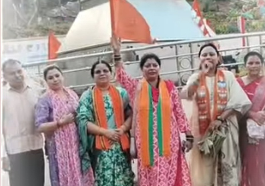 भाजपा महिला मोर्चा मंडल के विरोध प्रदर्शन में भाजपाइयों ने लगाए कांग्रेस जिंदाबाद के नारे
