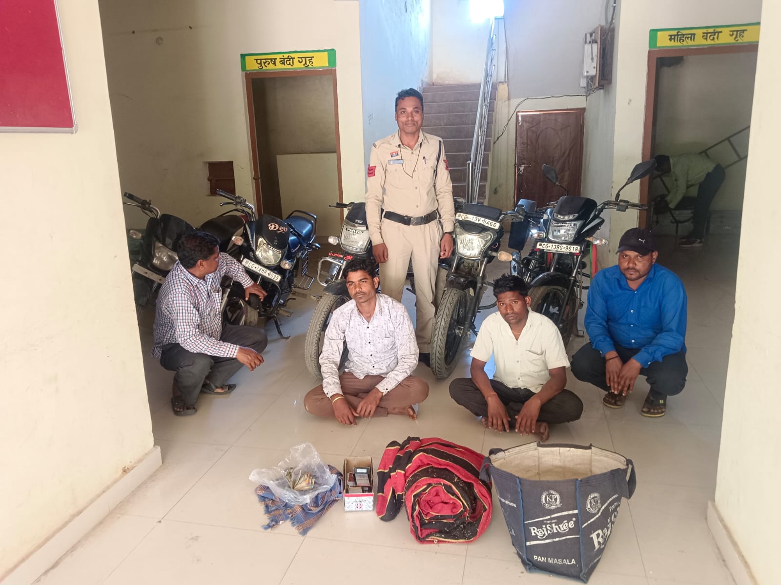  “ऑपरेशन अंकुश” के तहत बरपाली जंगल में जुआ फड़ पर पुलिस की बड़ी जुआ रेड, चार जुआरी गिरफ्तार
