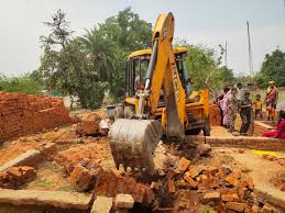 गरियाबंद :सरकारी जमीन पर बन रहे मकान पर चला बुलडोजर