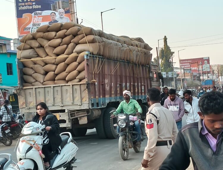 गरियाबंद में साप्ताहिक सब्जी बाजार की स्थाई व्यवस्था नहीं, एनएच किनारे रावणभाठा मैदान में शिफ्ट, यातायात हो रही प्रभावित