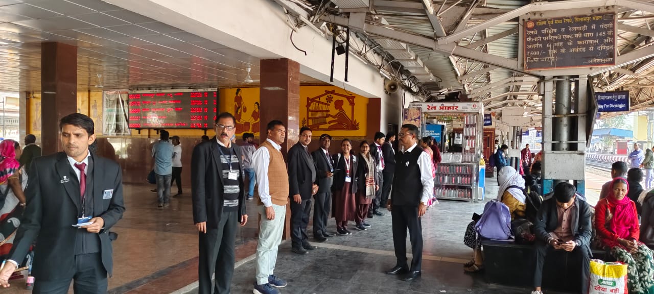 चाम्पा स्टेशन पर किलाबंदी टिकट चेकिंग अभियान,238 मामलों में 1लाख 42 हजार 865 रुपये का जुर्माना वसूला गया