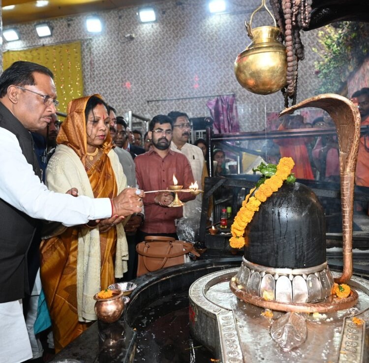 मुख्यमंत्री विष्णु देव साय ने सपत्नीक श्री श्री 108 श्री सत्यनारायण बाबा धाम में की पूजा-अर्चना