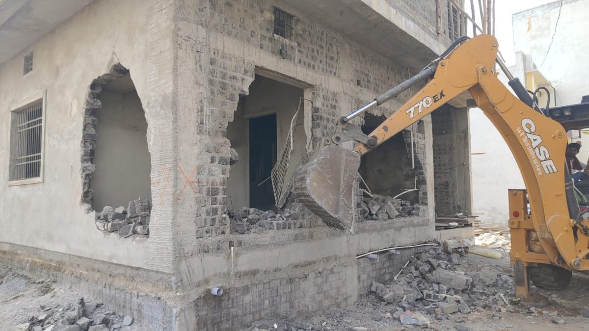  Raipur News: टीम प्रहरी अभियान के तहत बड़ी कार्रवाई, चंगोराभाठा में 4 अवैध निर्माणों पर चला बुलडोजर