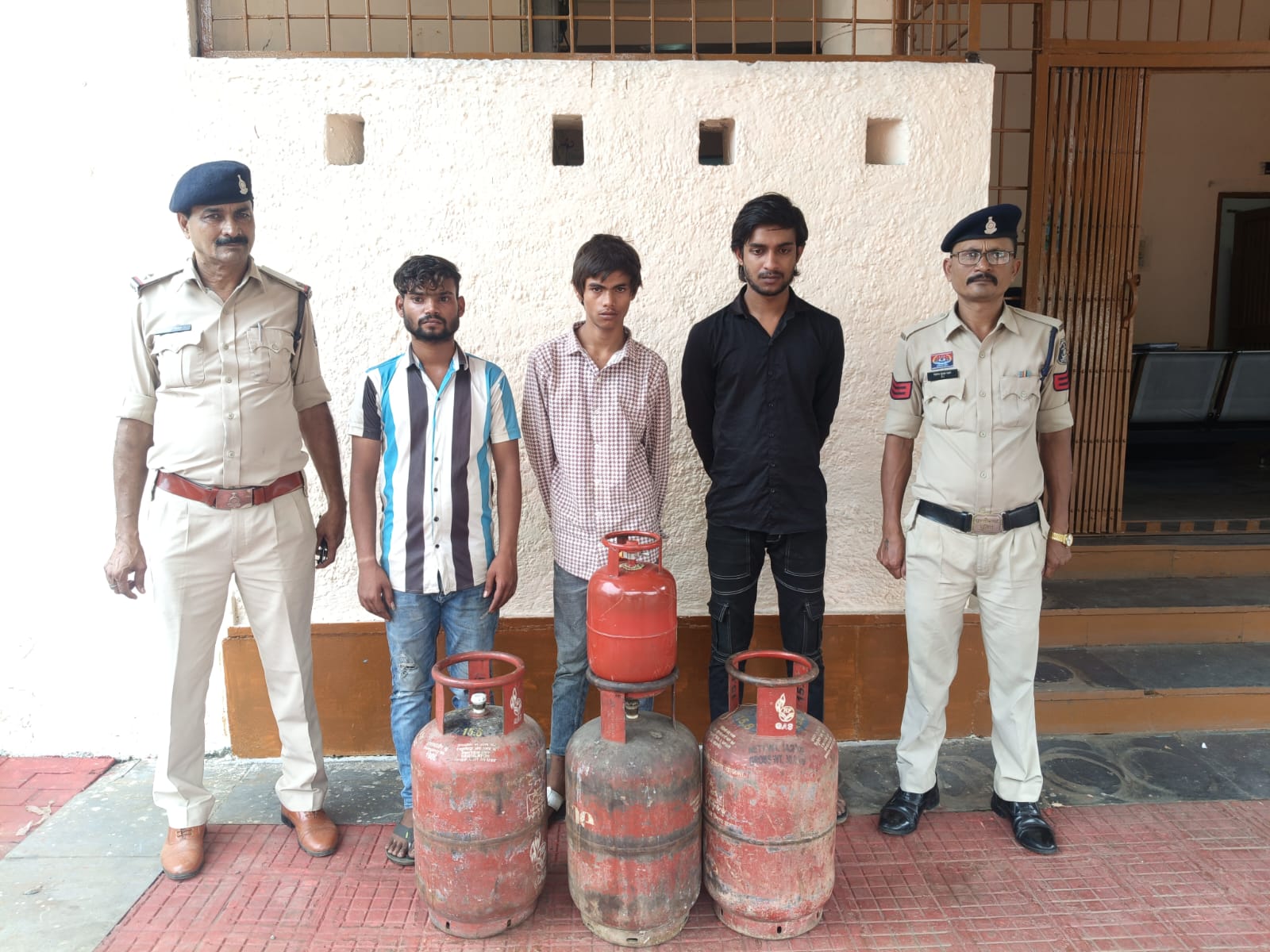  रात्रि में घर का ताला तोड़कर गैस स्लेण्डर चोरी करने वाले 03 आरोपी गिरफ्तार