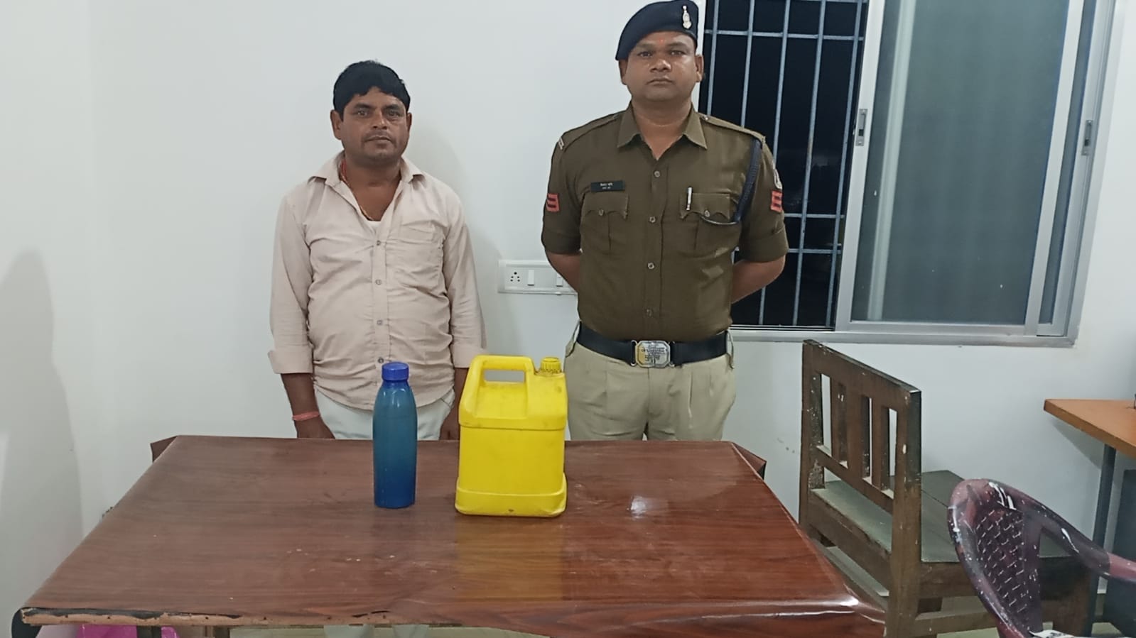 थाना लवन पुलिस द्वारा ग्राम सरखोर में अवैध रूप से शराब बिक्री करने वाले दो शराब कोचिया को किया गया गिरफ्तार