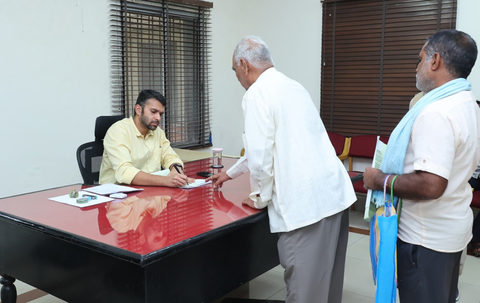 जनदर्शन में विभिन्न मांगों एवं समस्याओं को लेकर पहुंचे आवेदक