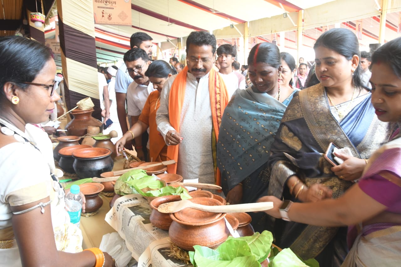 हाई स्कूल ग्राउंड दंतेवाड़ा में बस्तर पंडुम 2025 की हुई शुरुआत