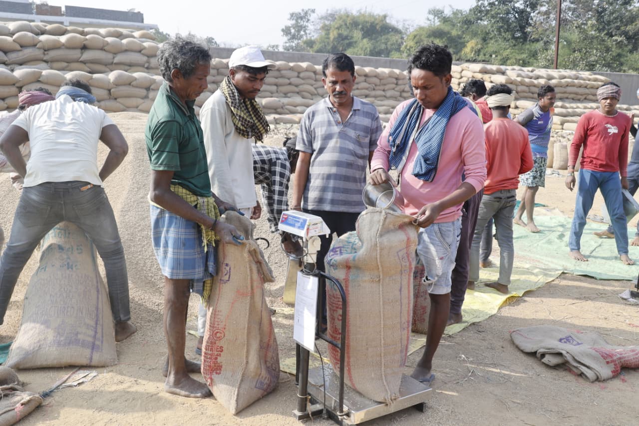 जिले में 19 दिनों में 3.24 लाख क्विंटल से अधिक धान की खरीदी,किसानों के चेहरे पर प्रसन्नता और आत्मविश्वास की दिखाई दे रही झलक