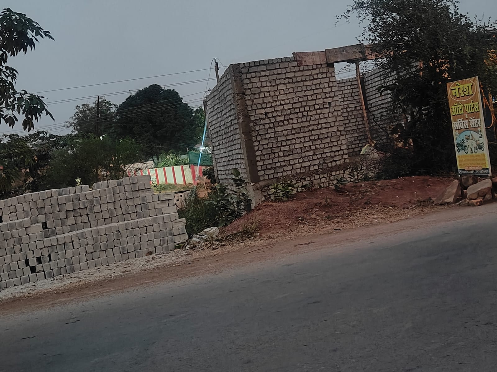 सकरी तहसील के मुख्य मार्ग पर सरकारी भूमि पर अवैध कब्जा, दुकान निर्माण जारी, प्रशासन बेखबर"