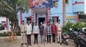 खनिज विभाग में मुखबिरी के शक में युवक को खंभे से बांधकर मारपीट मामलें में पांच आरोपी गिरफ्तार, एक फरार