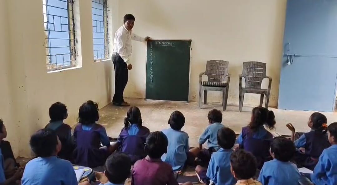 युक्तियुक्तकरण से स्कूलों में फिर से सुनाई दे रहे हिंदी अंग्रेजी के पाठ और गणित के सवालों की गूंज
