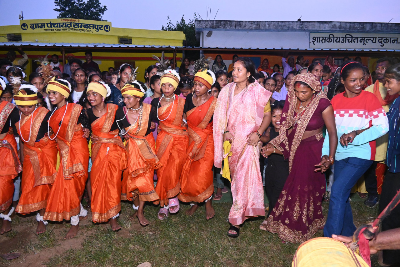महिला एवं बाल विकास मंत्री राजवाड़े संबलपुर में करमा तिहार उत्सव में शामिल हुईं