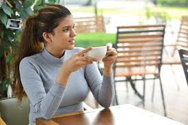 चाय-कॉफी की जगह पिएं ये ड्रिंक्स, चेहरे पर आएगी प्राकृतिक चमक